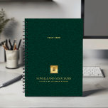 Emerald green Business Logo und Name Beruflich Planer<br><div class="desc">Bleibe und erhöht Ihr berufliches Image mit unserem Custom Spiral Planner, mit einem raffinierten marineblauen Leder-Look, der Eleganz und Funktionalität verbindet. Ein anpassbarer Platz auf dem Cover ermöglicht es Ihnen, Ihr Firmenlogo auf einer goldenen Textur deutlich sichtbar zu machen, während zwei zusätzliche Zeilen bearbeitbaren Textes Platz für Ihren Firmennamen und...</div>
