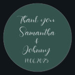 Emerald Green Calligraphy Elegant Couple Wedding Runder Aufkleber<br><div class="desc">Smaragdgrüne,  elegante,  einfache Hochzeitsstipps-Umschlag Aufkleber. Personalisieren Sie es mit Ihren Namen.</div>