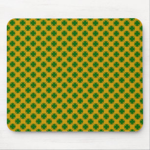 Emerald Green Clover Ribbon von Kenneth Yoncich Mousepad