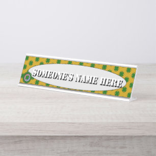 Emerald Green Clover Ribbon von Kenneth Yoncich Schreibtischnamensplakette