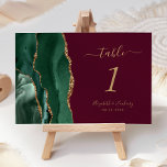 Emerald Green Gold Agate Burgundy Wedding Tischnummer<br><div class="desc">Der links Rand dieser eleganten,  modernen Hochzeitskarte mit einer smaragdgrünen Aquarellgrenze,  die mit Imitaten mit goldenem Glitzer bestickt ist,  zeichnet sich durch einen smaragdgrünen Aquarell aus. Der anpassbare Text kombiniert goldfarbene Handschrift,  kursiv und kopperplate Schriftart auf bordeauxfarbenem Hintergrund.</div>