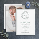 Emerald Green Leafy Wappen Monogram Foto Wedding Einladung<br><div class="desc">Wir lieben diese trendige, moderne smaragdgrüne Foto Hochzeitseinladung! Es ist einfach, elegant und so hübsch, mit einem handgezeichneten, grünen Kranz umgeben von einem modernen Hochzeitsmonogramm. Es ist in eleganter Typografie personalisiert und mit handgeschriebener Kalligrafie akzentuiert. Schließlich ist es in einem zarten Rahmen getrimmt und die Rückseite der Karte zeigt Ihr...</div>
