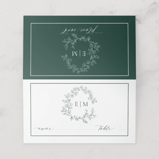 Emerald Green Leafy Wappen Monogram Wedding Platzkarte (Außenseite Aufgefaltet)