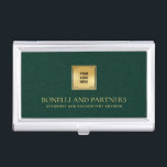 Emerald Green Leather Business Corporate Gold Logo Visitenkarten Dose<br><div class="desc">Dieser luxuriöse Visitenkartenhalter verfügt über eine raffinierte smaragdgrüne Ledertexturierung, die perfekt mit Ihrem Firmenlogo auf einem Imitat-Gold-Overlay für einen beruflichen Look kombiniert wird. Ihr Name, Beruf oder Firmenname zeichnet sich durch opulente goldene Schriften aus und schafft einen zeitlosen und unvergesslichen Eindruck. Ideal für Profis in verschiedenen Branchen, wie z.B. Anwesen-Planung,...</div>