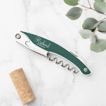 Emerald Green Modern Script Personalisiert Trauzeu Kellnermesser<br><div class="desc">Personalisierter Trauzeuge Geschenke mit dem Namen des personalisierten Trauzeugen im modernen,  weißen Skript-Schriftart-Stil mit dem Titel in modernen Sans Serif Schriftart Stil auf smaragdgrünen Hintergrund. Auch perfekt für Trauzeuge,  Brautvater und mehr.</div>