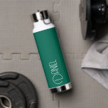 Emerald Green Modern Typografy Personalisiert Trinkflasche<br><div class="desc">Eine trendige, vakuumisolierte Wasserflasche mit personalisiertem Namen in weißer, moderner Typografie auf smaragdgrünem Hintergrund. Stellen Sie die Flasche nach Belieben ein, indem Sie den Namen bearbeiten und nach Belieben den Namen durch Ihren eigenen Namen ersetzen. Ideal für ein Geburtstagsgeschenk, Hochzeitsgeschenk, Trauzeuge, etc. Wählen Sie Ihre Wasserflasche. Wählen Sie Ihre Wasserflasche....</div>