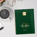 Emerald Green Mongram Business Logo 2025 Planer<br><div class="desc">Grüner Hintergrund und weißer und goldener Text. Personalisieren und fügen Sie Ihr Logo,  Monogramm Initialen,  Name und ein Jahr (oder jedes Jahr). Ihr Logo sowohl vorne als auch hinten. Platz für Ihre Website-Adresse auf der Rückseite.</div>