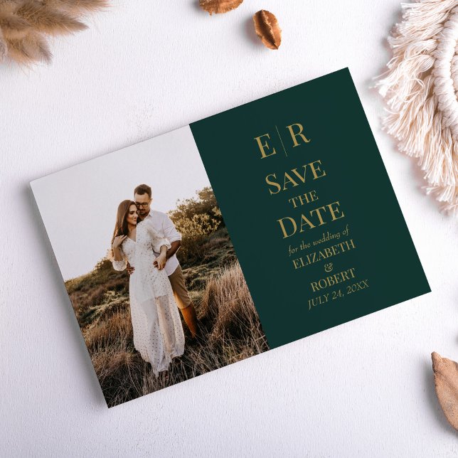 Emerald Green Monogram Custom Foto Save the Date Einladung (Emerald Green Monogram Custom Photo Save the Date Invitation on a neutral boho table.)