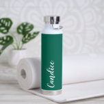 Emerald Green Personalisiert Wedding Bridesmaid Trinkflasche<br><div class="desc">Geben Sie Ihrer Hochzeitsjury oder Ihrer Trauzeugin diese trendige,  vakuumgekühlte Wasserflasche,  die ihren Namen in weißem,  stilisiertem Schrift auf einem smaragdgrünen Hintergrund zeigt,  der zu Ihrem Hochzeitsfarbschema passt. Stellen Sie die Flasche nach Belieben durch Bearbeiten und Ersetzen des Namens durch Ihren eigenen Namen ein. Wählen Sie Ihre Wasserflasche.</div>
