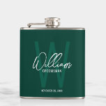 Emerald Green Script Personalisiert Trauzeuge Name Flachmann<br><div class="desc">Moderne Minimalistische Personalisierte Monogramm- und Namensgeschenke Dieses Design zeichnet sich durch den Namen des personalisierten Trauzeugen im Stil der modernen Handschrift-Drehschrift und Monogramm in hellgrün-moderner Sans-Serif-Schriftart-Stil als Hintergrund aus,  mit Hochzeitsdetails in weißem,  modernen Sans Serif-Schriftart-Stil,  auf smaragdgrünen Hintergrund. Auch perfekt für Trauzeuge und mehr.</div>