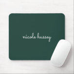 Emerald Green Script | Stilvolle Monogram Modern Mousepad<br><div class="desc">Ein einfaches, individuelles Monogramm-Design in lässiger Handschrift in auffallendem einfarbigem smaragdgrün und weiß. Das Monogramm kann leicht personalisiert sein, um ein Design so einzigartig wie Sie sind zu machen! Das perfekte trendige Geschenk oder Accessoire für jeden Anlass.</div>