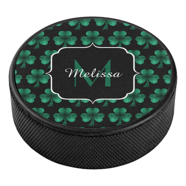 Emerald Green Sparkle Kleeblatt Black Monogram Eishockey Puck (3/4)