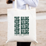 Emerald Green Trendy Boho Retro Personalisiert Bri Tragetasche<br><div class="desc">Diese smaragdgrüne trendige, prächtige, personalisierte Brauttote-Tasche ist perfekt für die Braut auf ihrem Weg zu ihrer Hochzeit am Strand! Die Tasche ist mit Ihren einzigartigen Hochzeitsdetails personalisiert und macht sie zu einem besonderen und einzigartigen Geschenk. Das gepflegte Groovy-Design wird jedem Hochzeitslook am Strand eine Touch von Eleganz verleihen. Diese personalisierte...</div>