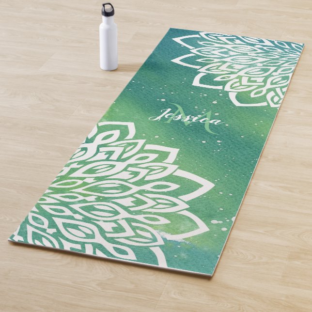Emerald Green White Floral Mandala Monogramm  Yogamatte (Beispiel)