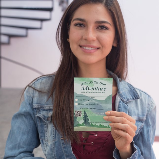 Emerald Greenery Mountain Pine QR Code Wedding RSVP Karte (Von Creator hochgeladen)