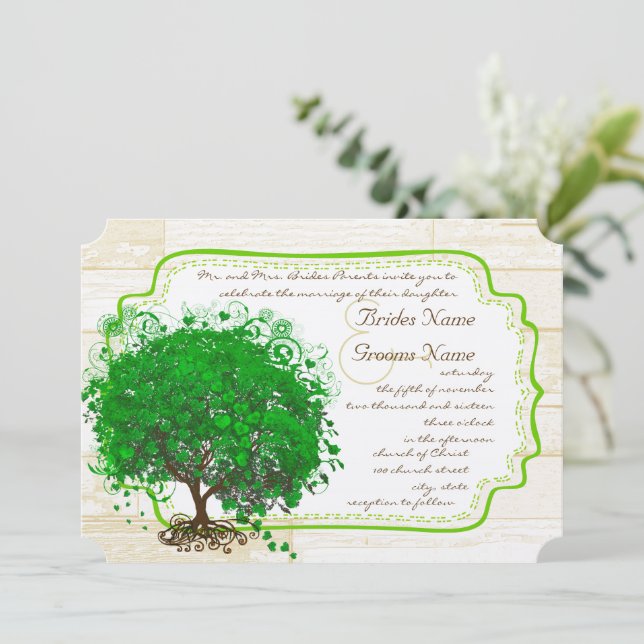 Emerald Heart Leaf Tree Barn Wood Wedding Einladung (Stehend Vorderseite)