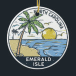 Emerald Isle North Carolina Vintag Keramik Ornament<br><div class="desc">Handgezeichnete Darstellung der Smaragdgrünen Insel mit Palmen und Wellen im Hintergrund. Ideal für alle,  die die Smaragdschlucht besuchen möchten.</div>