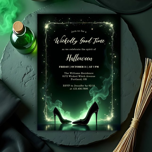 Emerald Wickbly Good Time Girls Halloween-Party Einladung (Wickedly Good Time Halloween Party Invitation – Witch Heels, Emerald Smoke & Sparkle)