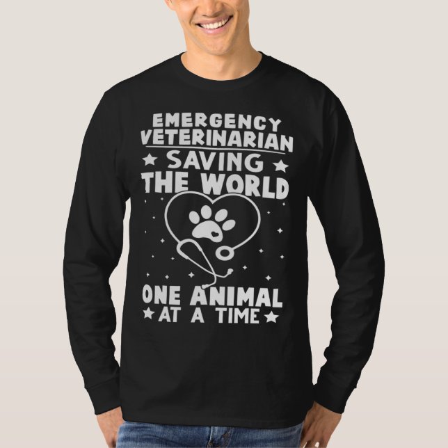 Emergency Veterinarian Saving The World Animal At  T-Shirt (Vorderseite)