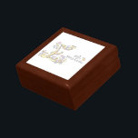 Emilia angepasster Name, beginnend mit E-Geschenkb Schmuckschachtel<br><div class="desc">Hübsche personalisierte Sake-Geschenkboxen. Ideal,  um ein besonderes Geschenk zu präsentieren. Geschenkboxen liest derzeit Emilia oder Sie können mit Ihrem eigenen Namen personalisiert werden,  beginnend mit dem Buchstaben E. © Original Letter Art zeichn and design by Sarah Trett. www.sarahtrett.com für www.mylittleeden.com</div>