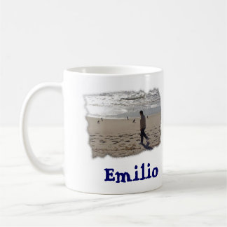 Emilio auf dem Strandrand, Emilio Tasse