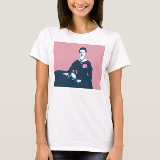 Emily Dickinson rosa und blaues Shirt auf Weiß