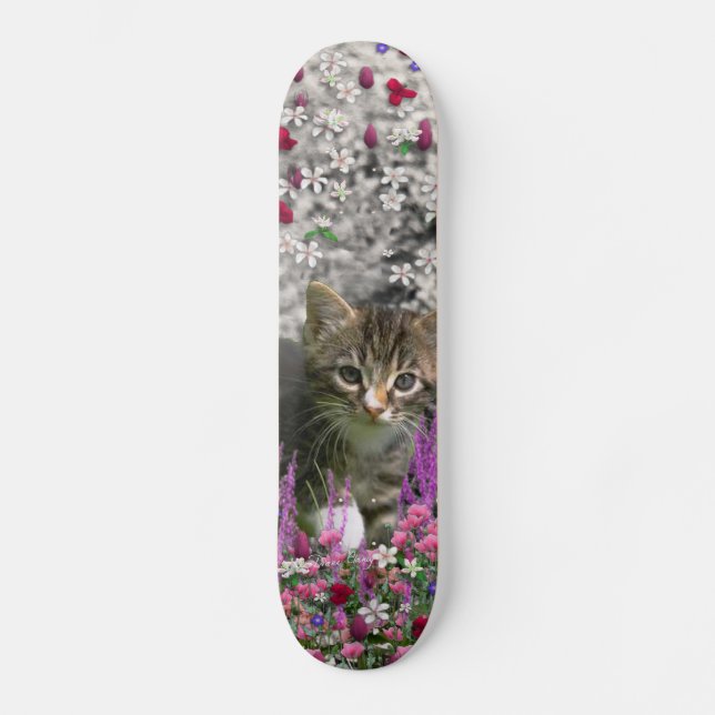 Emma in den Blumen I - kleine graue Kitty-Katze Skateboard (Vorderseite)