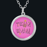 EMMA-Team Emma Versilberte Kette<br><div class="desc">Team Emma! Spaß und festlicher Entwurf, tadellos entsprochen für irgendeine Feier. Groß für Geburtstags-Partys, -Junggeselinnen-Abschiede und -Polterabende. Auch groß für Mannschaftssporte, Rotationsteams oder irgendeine Gelegenheit. Dieser Entwurf ist auf T - Shirts und anderem Kleid in den Tonnen Größen, Arten verfügbar und färbt, für Männer, Frauen und Kinder. Die meisten Einzelteile...</div>