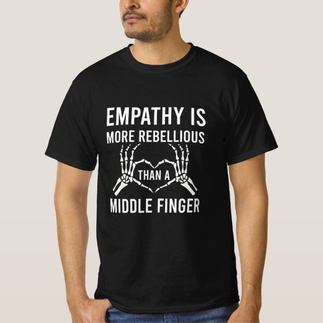 Empathie ist widerlicher als ein Mittelfinger T-Shirt (Vorderseite)