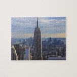 Empire State Gebäude Puzzle<br><div class="desc">Dramatisches Foto der ikonischen New Yorker Sehenswürdigkeit,  des Empire State Gebäude,  gegen einen blauen Himmel mit weißen Wolken. Foto: Bobby Mikul.</div>
