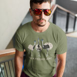 Emus Bird Lovers Personalisiert T-Shirt<br><div class="desc">Überraschen Sie Ihren Lieblingsvogelliebhaber mit einem personalisierten Emu-Grafiktee. Dieser T - Shirt bietet realistische Stilabbildungen von drei Eimern und ist bereit,  mit dem unten stehenden eigenen Text oder Slogan personalisiert zu werden.</div>