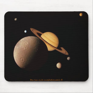 Enceladus und andere Monde, die den Saturn umkreis Mousepad