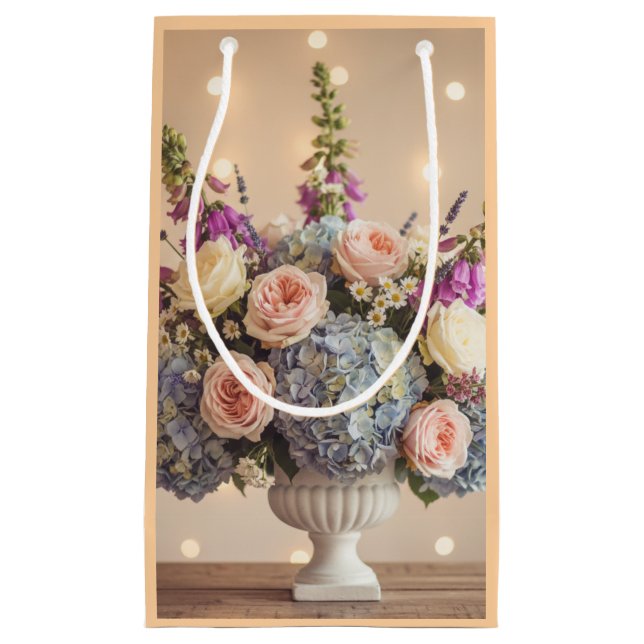 Enchanted Evening: Pastel Floral Centerpiece Kleine Geschenktüte (Vorderseite)