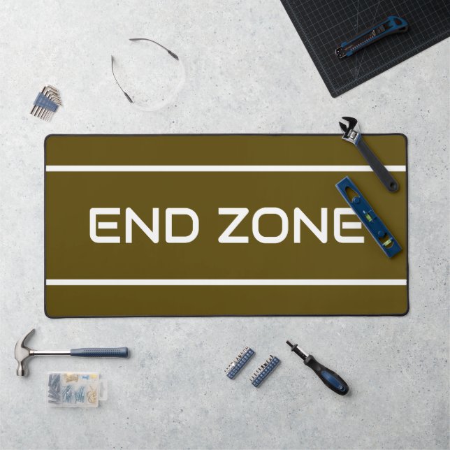 END ZONE Modern White Text Stripes On Bold  Brown Schreibtischunterlage (Arbeitsplatz)
