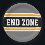 END ZONE Sporty Bold Black Yellow Stripes Pappteller<br><div class="desc">Dieses sportliche,  sportliche Design zeichnet sich durch einen fett formatierten Text in der ENDE ZONE in einem schwarzen Streifen aus,  der deutlich hervorgehoben ist und mit zwei weißen und gelben Rennstreifen gegen graue äußere Streifen aufgesetzt ist. Der Text in diesem Design kann personalisiert sein.</div>