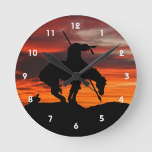 Ende der Silhouette der Trail-Mauer Runde Wanduhr