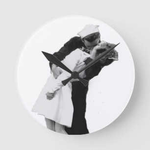 Ende des Kriegs-Kusses Runde Wanduhr