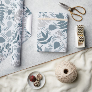 Ende des Sommers Blätter blaues Umschlagpapier Geschenkpapier