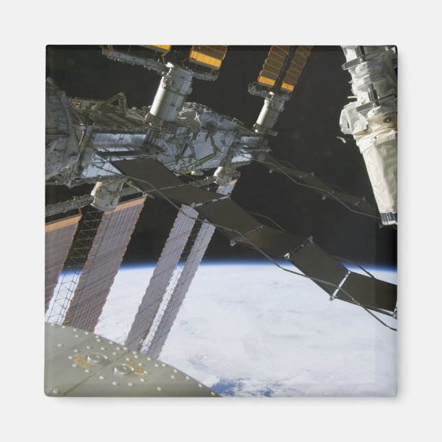 Endevor's Arm inmitten des internationalen Raumsta Magnet (Vorne)