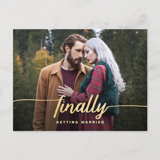 Endlich Gold Script Funny Wedding Save the Date Ankündigungspostkarte (Vorderseite)