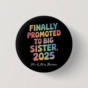 Endlich in Big Sister 2025 Adorable befördert Button