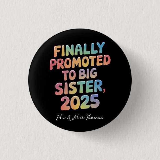 Endlich in Big Sister 2025 Adorable befördert Button (Vorderseite)