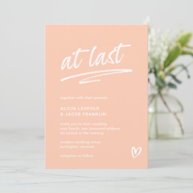 Endlich Peach Typografy Moderne Hochzeit Einladung (Stehend Vorderseite)