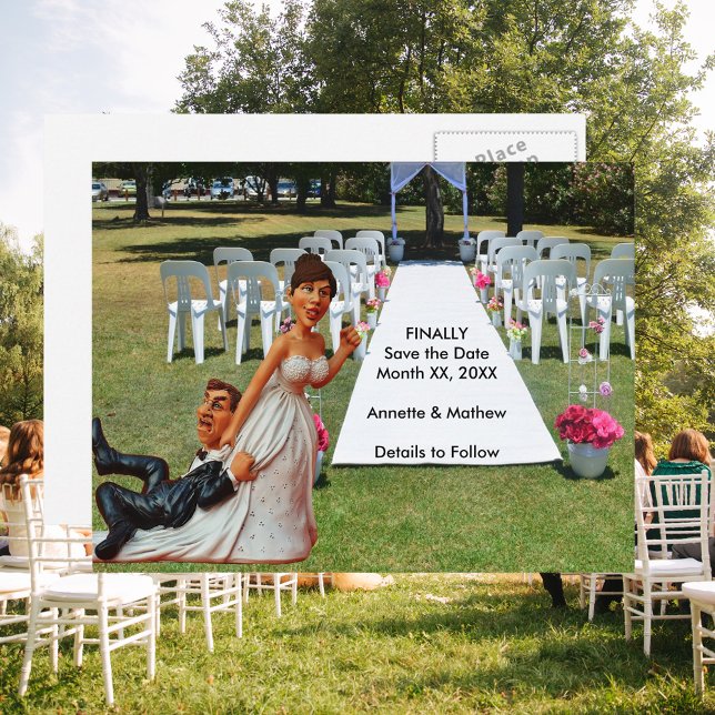 Endlich Save the Date Brown Hair Funny Couple Ankündigungspostkarte (Finally Save the Date Brown Hair Funny Couple Announcement Postcard)