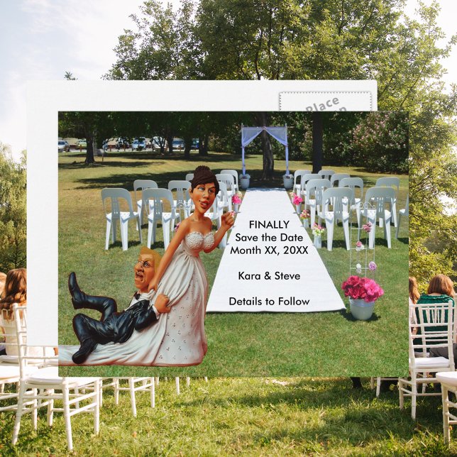 Endlich Save the Date Funny Couple Brown & Blond Ankündigungspostkarte (Finally Save the Date Funny Couple Brown & Blond Announcement Postcard)