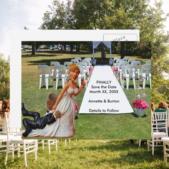 Endlich Save the Date Funny Interracial Paar 2 Ankündigungspostkarte (Finally Save the Date Funny Interracial Couple 2 Announcement Postcard)