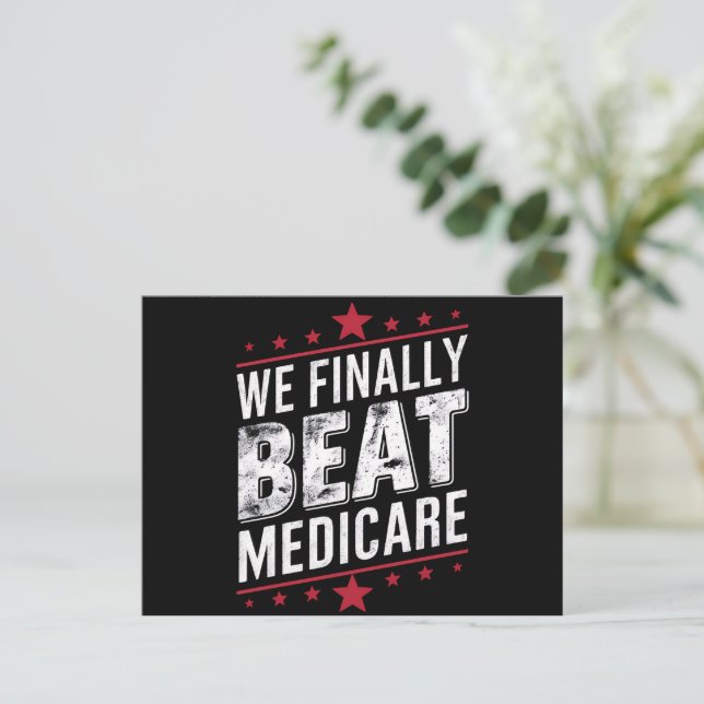 Endlich schlagen wir Medicare Trump Biden-Wahlen Postkarte (Stehend Vorderseite)