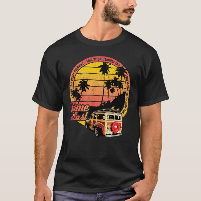 Endlich Zuhause, Retro Woodie Surf Wagon und Sunse T-Shirt (Vorderseite)