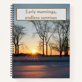 Endlose Sonnenaufgänge im Winter an frühen Morgen  Notizbuch