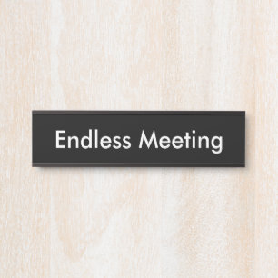 Endloser Konferenzsaal Schwarz Türschild